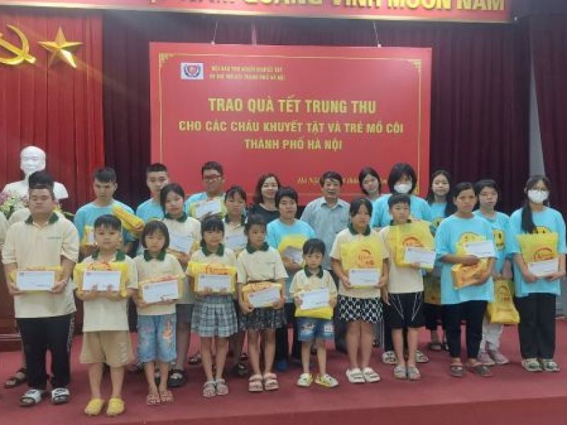 Thành Hội Hà Nội: Trao tặng quà Trung thu cho trẻ em mồ côi, khuyết tật