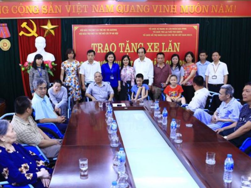 Thành Hội Hà Nội trao 488 xe lăn cho người khuyết tật vận động