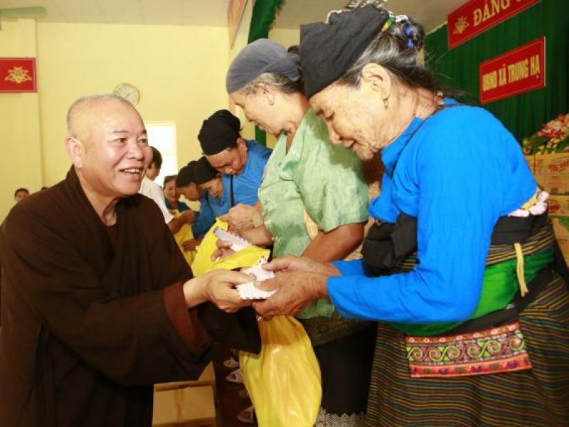 Trao 500 phần quà đến người dân huyện Quan Sơn chịu thiệt hại do mưa lũ 