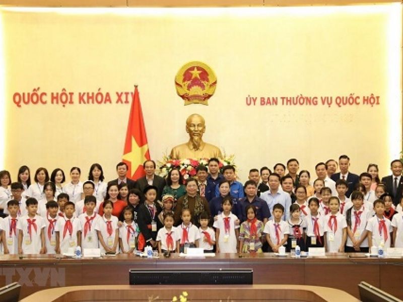 Phó Chủ tịch Thường trực QH Tòng Thị Phóng gặp mặt học sinh mồ côi, khuyết tật Thái Nguyên