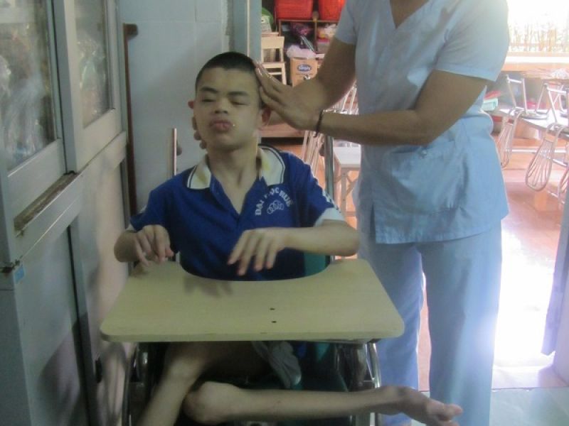 Tấm lòng nữ giáo viên dạy học cho 15 trẻ khuyết tật mồ côi ở chùa