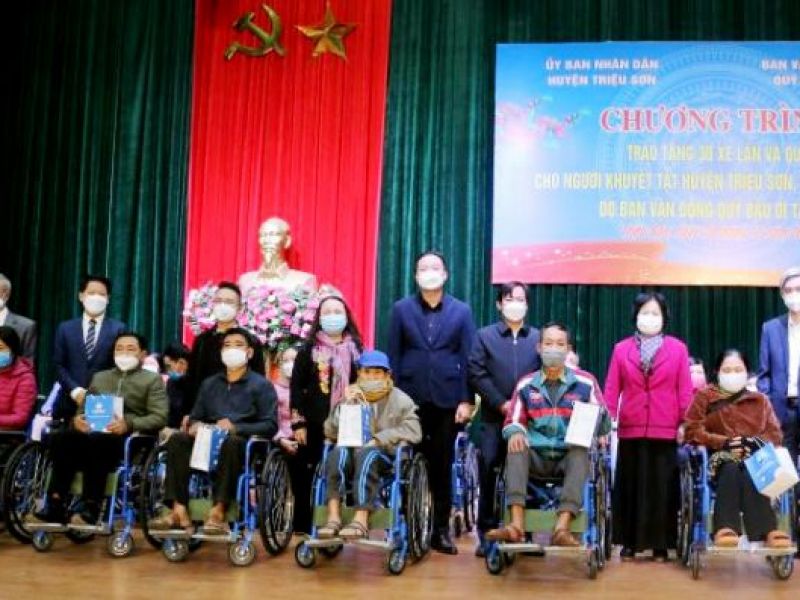 Quỹ Bầu ơi trao tặng xe lăn cho người khuyết tật ở Thanh Hóa