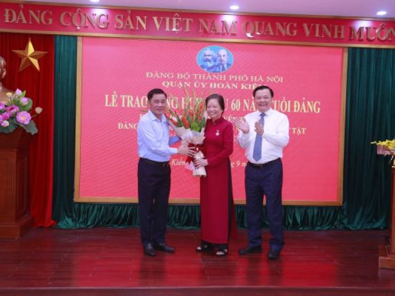 Trao tặng huy hiệu 60 năm tuổi đảng cho đồng chí Nguyễn Thị Xuân Mỹ