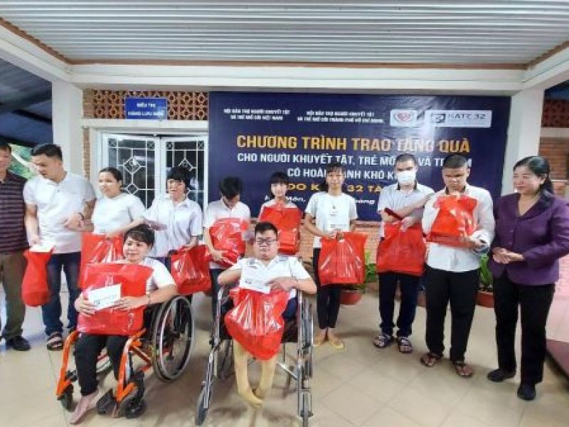 120 suất quà dành tặng người khuyết tật, trẻ mồ côi thành phố Hồ Chí Minh