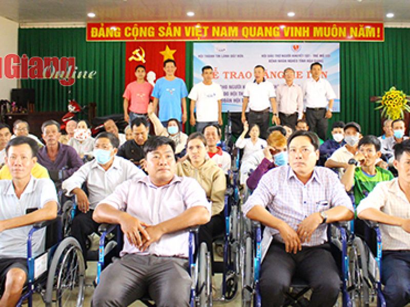 Tỉnh Hội Hậu Giang: Trao tặng xe lăn đến 70 người khuyết tật