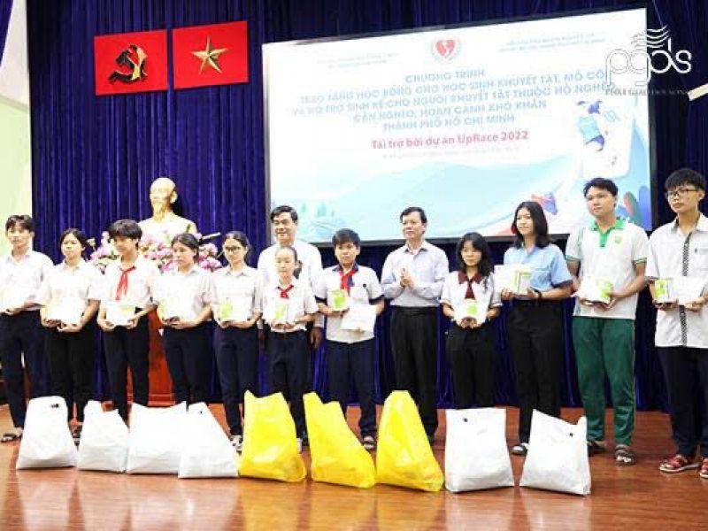 Trao học bổng và hỗ trợ sinh kế cho người yếu thế thành phố Hồ Chí Minh