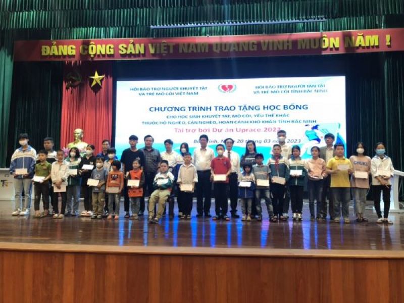 Trao 25 suất học bổng cho học sinh khuyết tật, trẻ mồ côi, hoàn cảnh yếu thế khác tỉnh Bắc Ninh