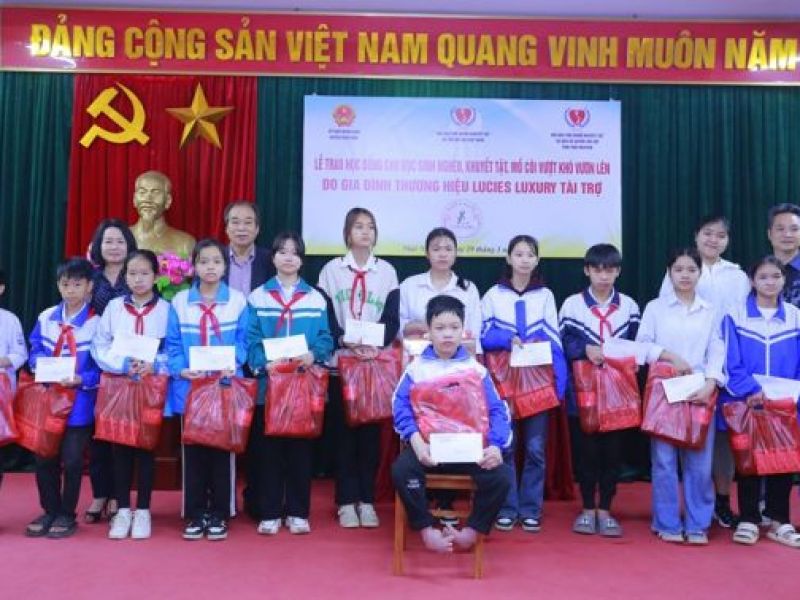 Gia đình thương hiệu Lucies Luxury trao yêu thương đến học sinh khó khăn tỉnh Thái Nguyên