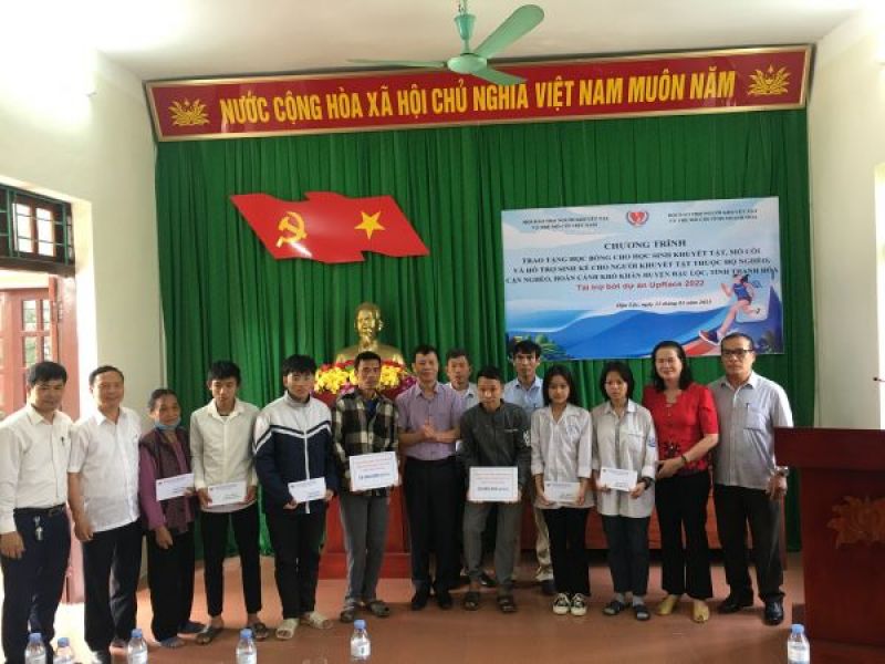 Trao tặng học bổng, vốn sinh kế cho người khuyết tật, trẻ mồ côi tỉnh Thanh Hoá