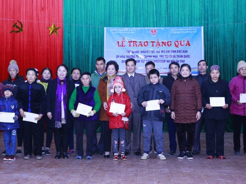 Trao 100 phần quà tết cho người khuyết tật, trẻ mồ côi huyện Na Rì, tỉnh Bắc Kạn