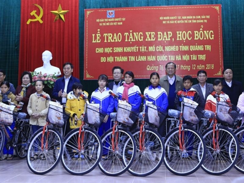 Trao 140 xe đạp và 40 suất học bổng cho học sinh mồ côi, hoạc sinh khuyết tật