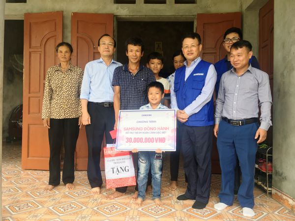 Sở Lao động - Thương binh và xã hội phối hợp với Công ty TNHH Samsung Electrolics Việt Nam Thái Nguyên tặng quà, hỗ trợ trẻ em có hoàn cảnh đặc biệt trên địa bàn