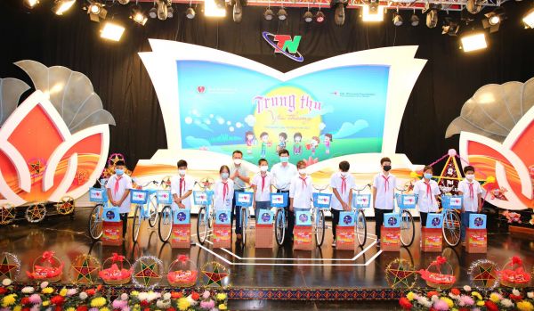 Thái Nguyên: Tổ chức trao xe đạp là quà tặng của Quỹ WELOVEU nhân dịp Tết Trung thu