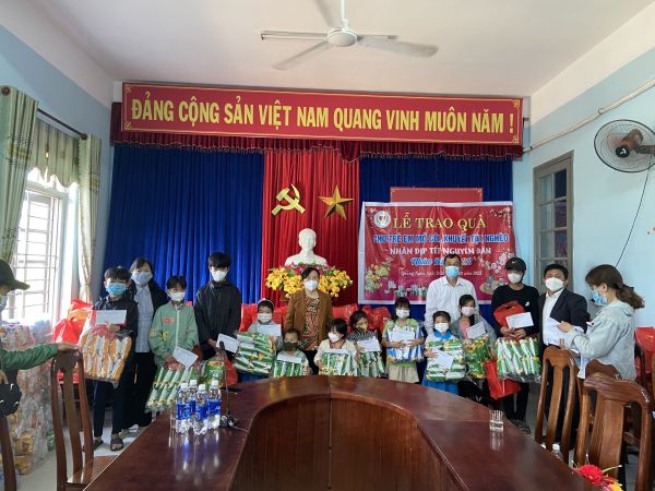 Quang Nam tang qua tet
