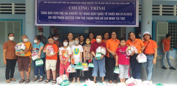 Bà Lê Thanh Xuân - Chủ tịch Tỉnh Hội Vĩnh Long (hàng thứ 2, vi trí thứ 3 từ trái sang) cùng với đoàn từ thiện tổ chức phát quà cho trẻ khuyết tật nhân dịp Quốc tế thiếu nhi 1.6.2022