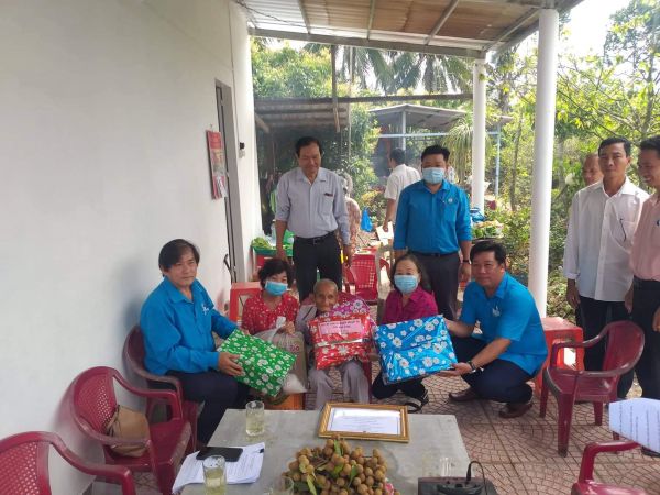 Bà Lê Thanh Xuân- Chủ tịch Tỉnh Hội cùng với lãnh đạo huyện Hội Long Hồ và nhà tài trợ tặng quà cho ông Trần Văn Đức nhân dịp bàn giao nhà tình thương