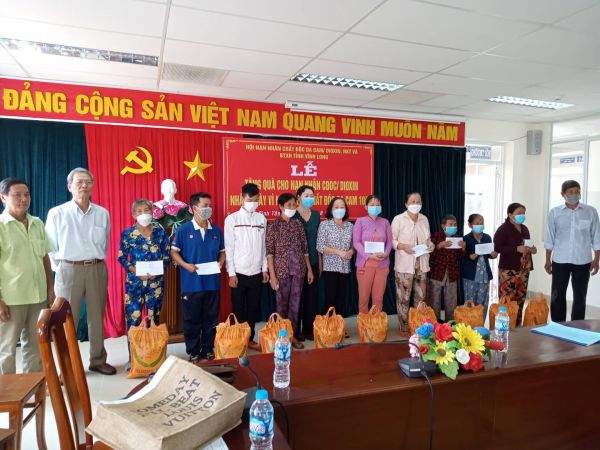 Lãnh đạo Tỉnh Hội và Huyện Hội tặng quà cho 15 nạn nhân chất độc da cam, người khuyết tật huyện Bình Tân