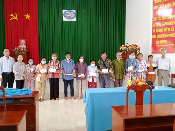 Lãnh đạo Tỉnh Hội và Huyện Hội tặng quà cho 30 nạn nhân chất độc da cam, người khuyết tật huyện Trà Ôn