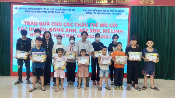 Thành Hội Hà Nội trao 90 phần quà tới học sinh mồ côi nhân dịp năm học mới.