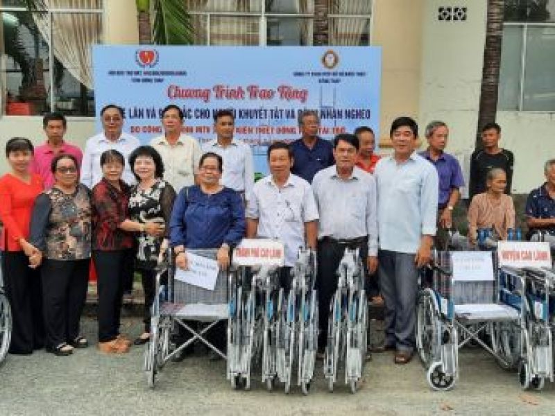 Tỉnh Hội Đồng Tháp: 97 xe lăn, 9 xe lắc trao tặng cho người khuyết tật bán vé số
