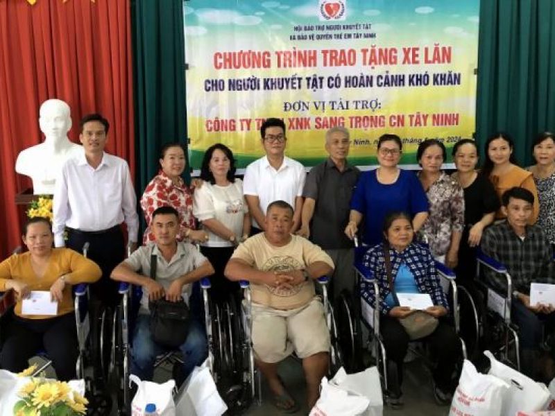 Tỉnh Hội Tây Ninh: Trao tặng quà, xe lăn, xe lắc cho người khuyết tật