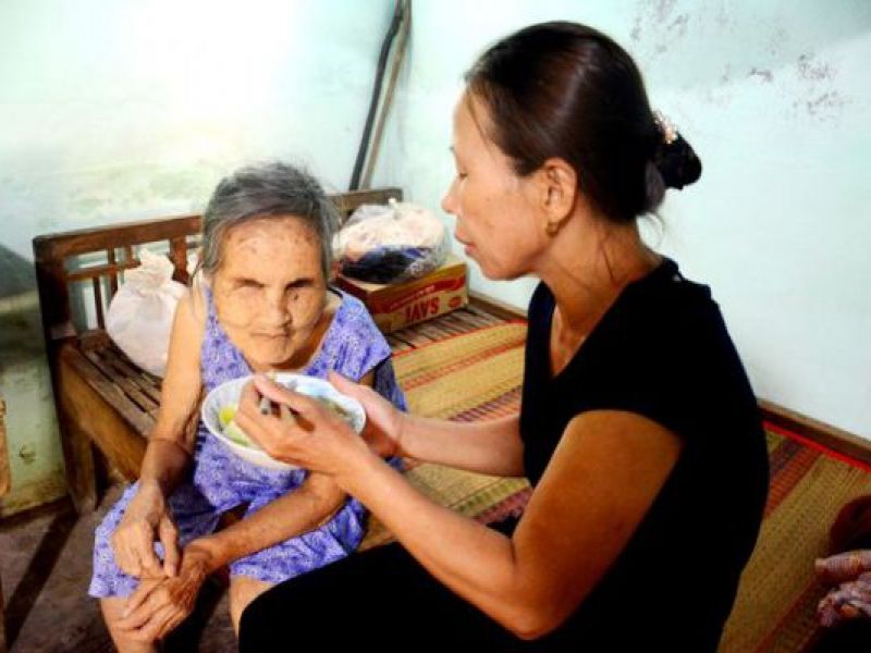 Người phụ nữ nhận cụ già bị mù về nuôi dưỡng như mẹ ruột