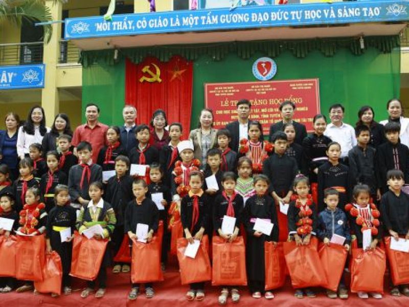 Trao 80 suất học bổng cho học sinh khuyết tật tỉnh Tuyên Quang