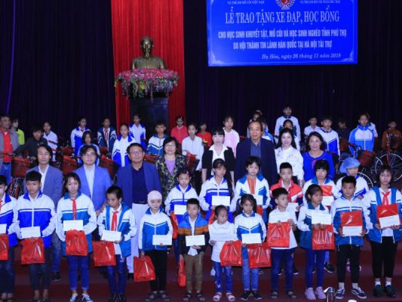 Trao quà cho trẻ mồ côi, khuyết tật và hộ nghèo tỉnh Phú Thọ