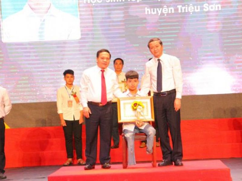 Đôi bạn Nguyễn Tất Minh và Ngô Minh Hiếu 10 năm cõng bạn tới trường được tôn vinh