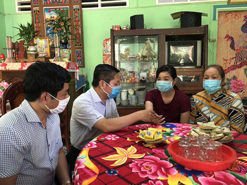Thứ trưởng Lê Tấn Dũng: Thăm và tặng quà cho công nhân bị tai nạn lao động tại Tiền Giang