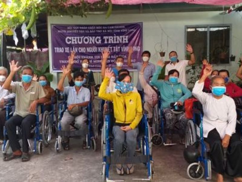 Tỉnh Hội Vĩnh Long: Trao tặng 40 xe lăn cho người khuyết tật
