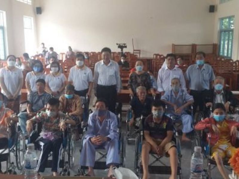 Tỉnh Hội Vĩnh Long: Trao tặng quà, xe lăn cho người khuyết tật, nạn nhân chất độc cam