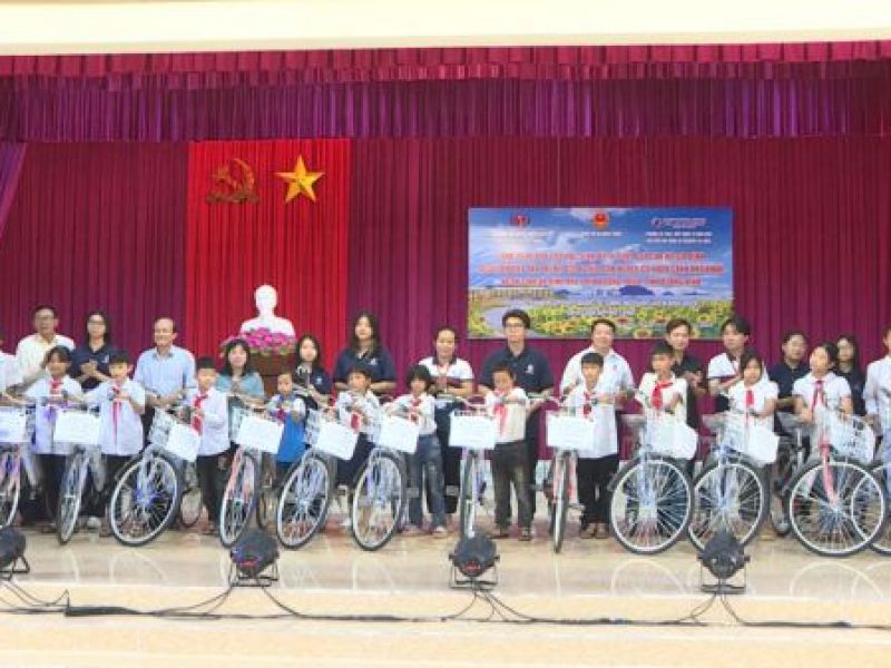 Tỉnh Hội Quảng Ninh: Tặng xe đạp cho học sinh khuyết tật, có hoàn cảnh khó khăn Thị xã Đông Triều