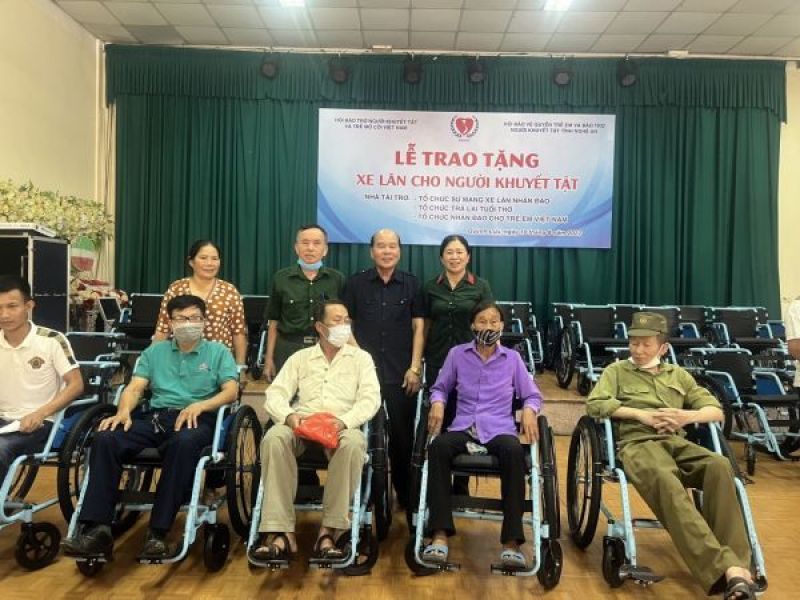 Huyện hội Quỳnh Lưu, tỉnh Nghệ An: 45 xe lăn trao tặng cho người khuyết tật