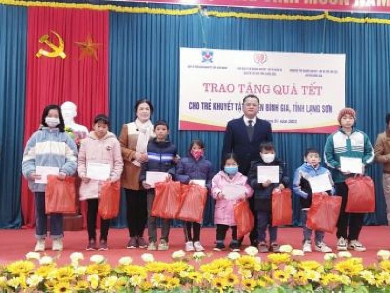 Tỉnh Hội Lạng Sơn: Tặng quà, áo ấm cho học sinh khuyết tật
