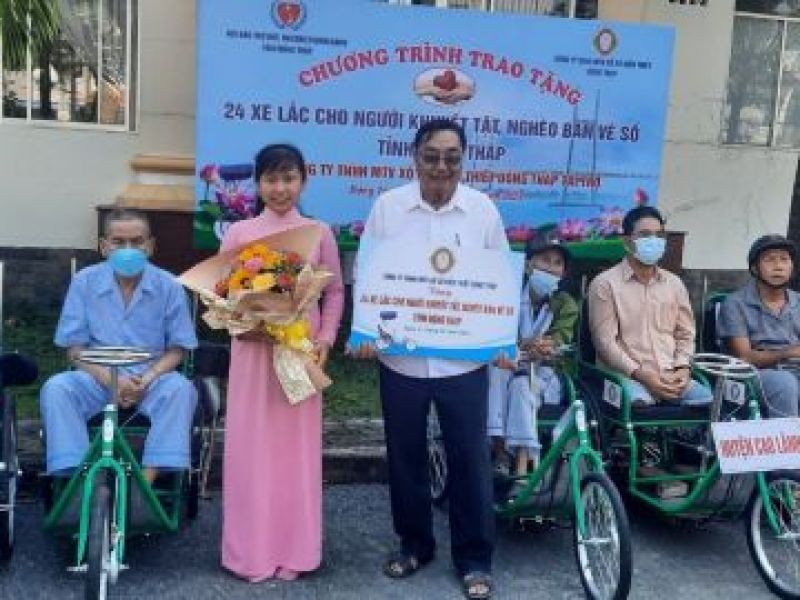 Tỉnh Hội Đồng Tháp: Trao tặng 24 xe lắc cho người khuyết tật
