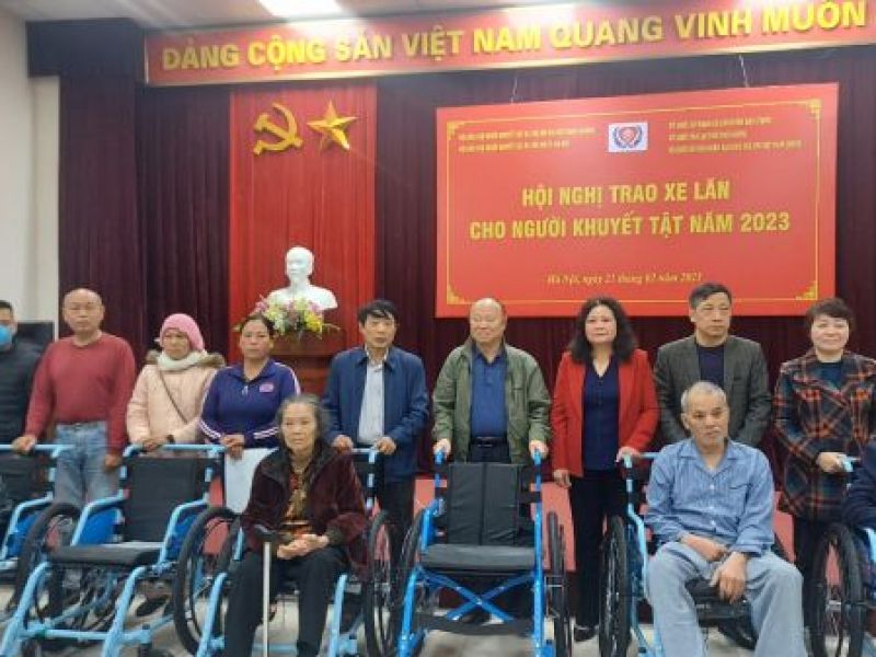Thành Hội Hà Nội: Tập huấn và trao tặng xe lăn cho người khuyết tật