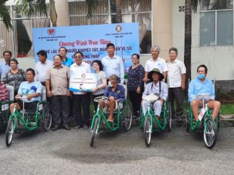 Tỉnh Hội Đồng Tháp: Trao tặng quà, xe lắc cho người khuyết tật, bệnh nhân nghèo