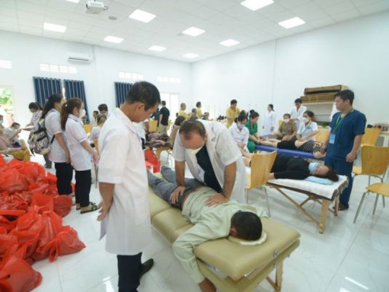 Thành Hội Thành phố Hồ Chí Minh: Khám bệnh, cấp thuốc miễn phí cho 2.500 người có hoàn cảnh khó khăn tỉnh Vĩnh Long