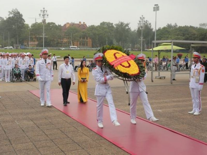 Đoàn đại biểu về dự Hội nghị Biểu dương người khuyết tật, trẻ mồ côi và người bảo trợ tiêu biểu toàn quốc lần thứ VI vào Lăng viếng Chủ tịch Hồ Chí Minh