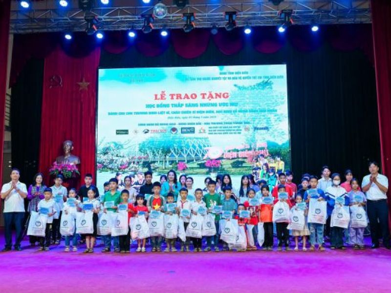‘Thắp sáng những ước mơ’ trao 349 suất quà và học bổng tại Điện Biên