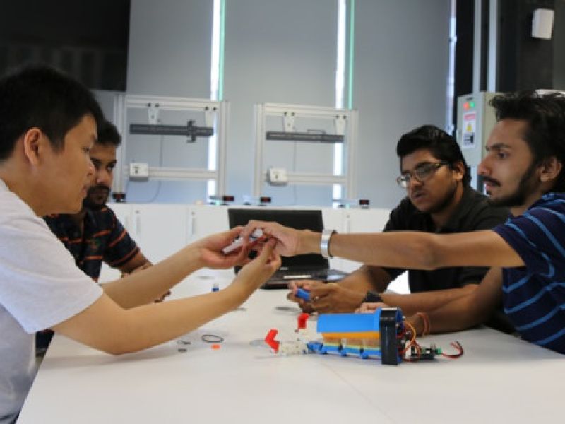 Sinh viên RMIT tham gia làm tay điện cho người khuyết tật Sinh viên RMIT tham gia làm tay điện cho người khuyết tật