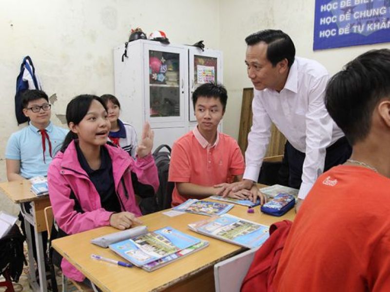 Bộ trưởng Đào Ngọc Dung thăm và tặng quà cho trẻ em có hoàn cảnh đặc biệt