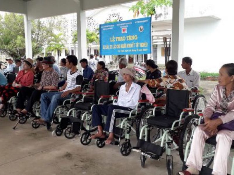 Chương trình trao tặng xe lăn, xe lắc cho người khuyết tật và bệnh nhân nghèo       