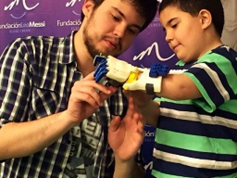 Chàng trai chế hàng loạt chân, tay giả giá rẻ bằng công nghệ in 3D cho trẻ khuyết tật
