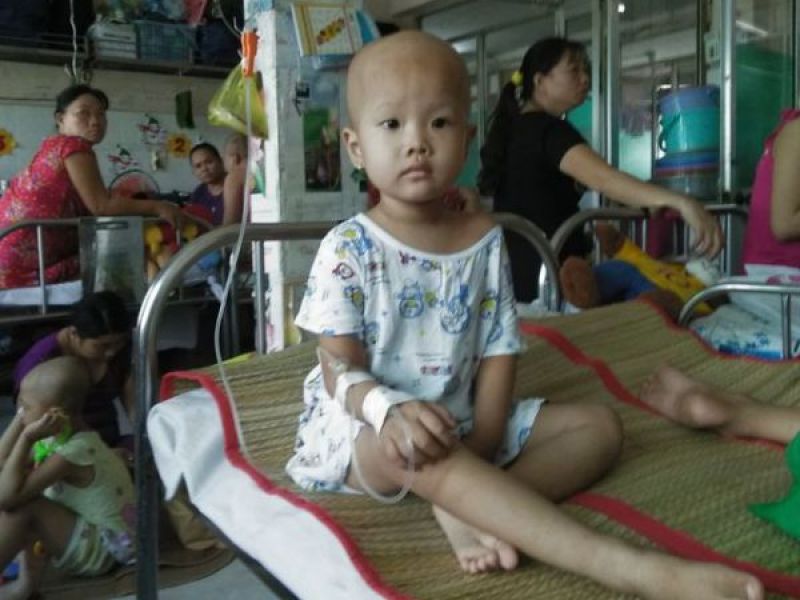 Xót xa bé gái 3 tuổi đã phải chống chọi bệnh ung thư máu