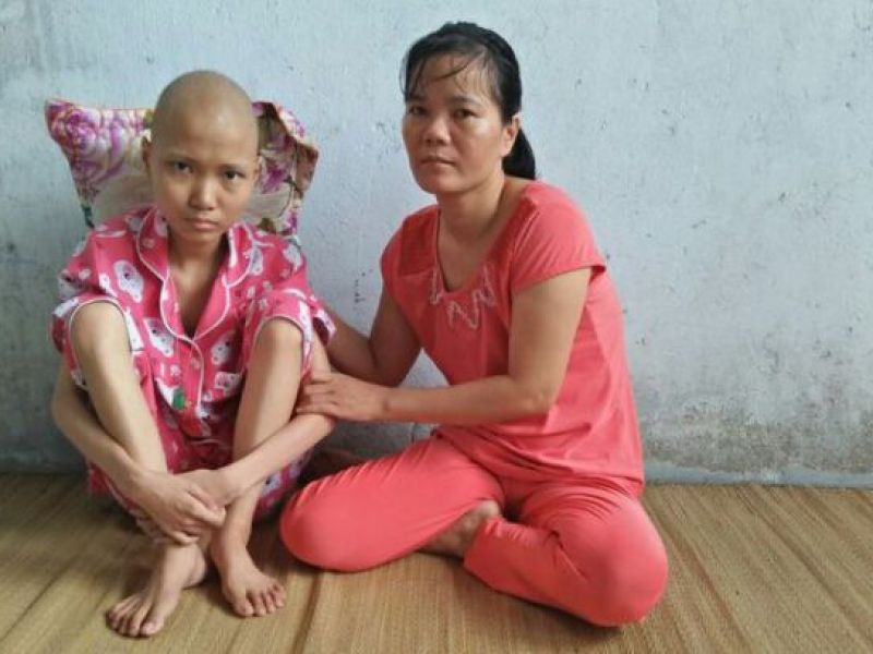 Khốn khổ cảnh gia đình 2 mẹ con ung thư chăm nhau