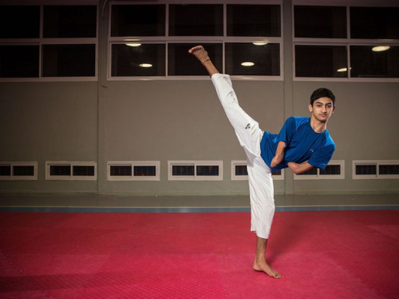 Cụt 2 tay khi đá bóng, Assaf thành nhà vô địch taekwondo