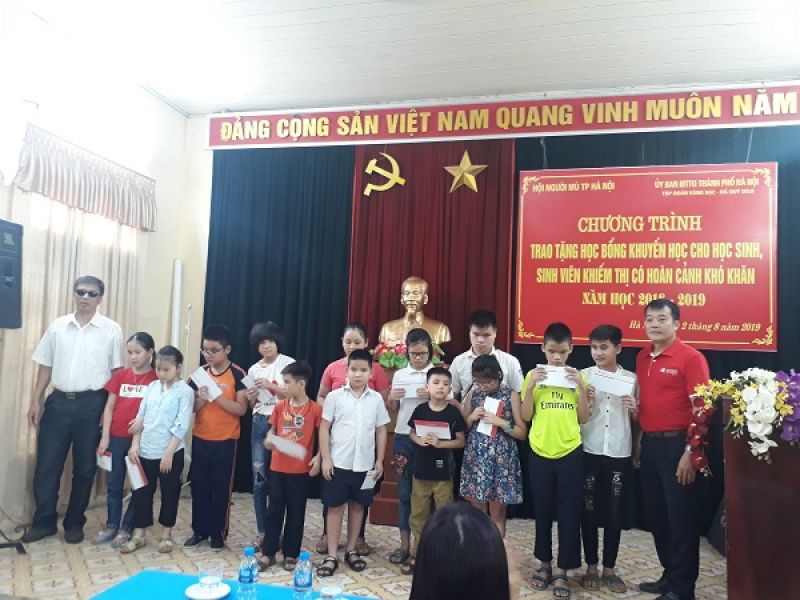 Hà Nội trao học bổng khuyến học cho học sinh sinh viên và con người khiếm thị