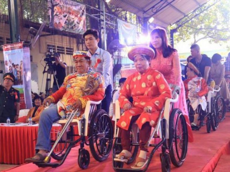 Người khuyết tật và công nhân được tổ chức đám cưới miễn phí